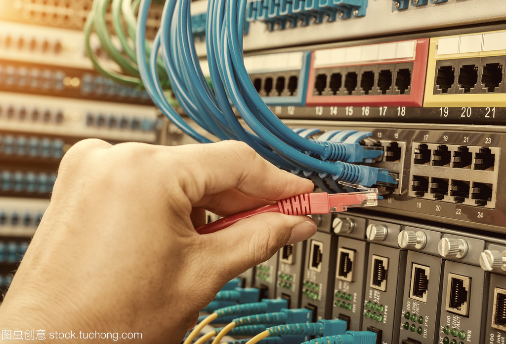 光纤集线器与仪表在服务器房中的专业应用